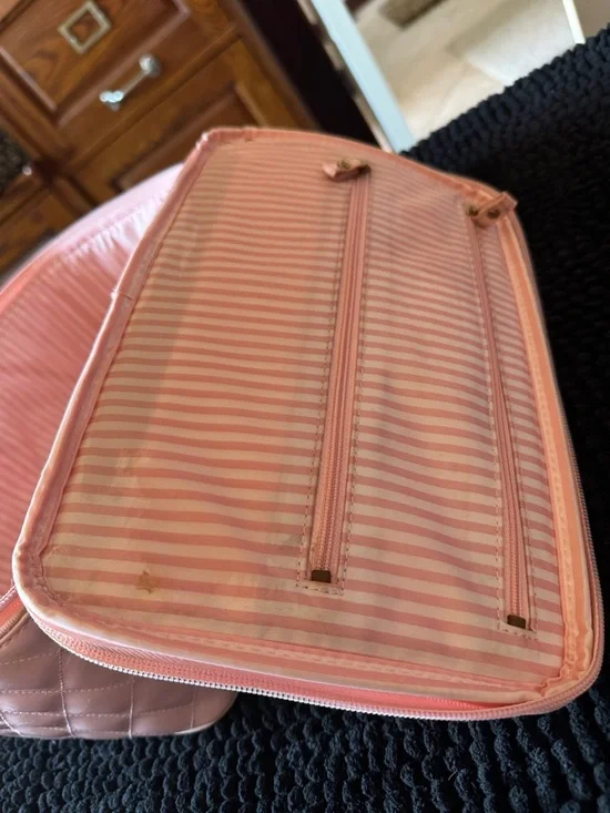 Victoria's Secret Quilted Light Pink Cosmetic Case with Top Handle - Picture 4 of 8